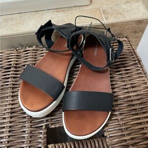 NWT women’s size 8 black platform sandals